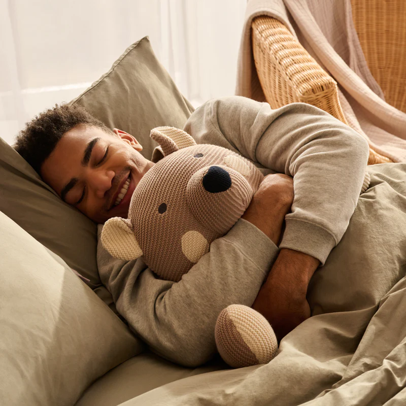 dormir avec une peluche à 40 ans : homme endormi avec son ours en peluche