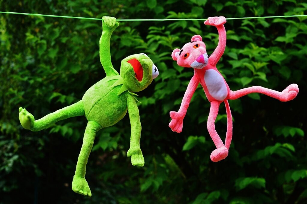 Peluches rebelles : Kermit et Panthère Rose faisant des bêtises