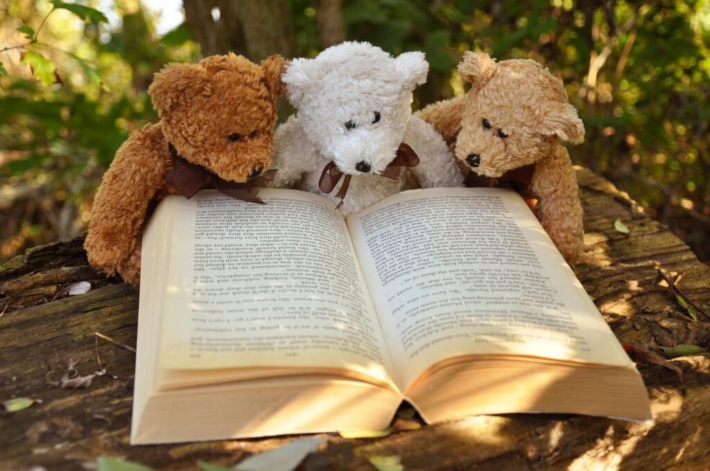 Langage secret des peluches : trois petits ours en peluche lisant un livre