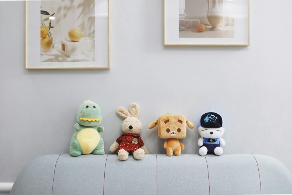 Peluches déco intérieure : peluches disposées sur un sofa