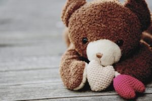 Peluches compagnon émotionnel : petite peluche d'ours avec un cœur
