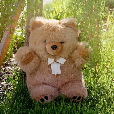 Une femme enlace une grosse peluche, symbole de douceur et de connexion émotionnelle pour le quizz peluche.