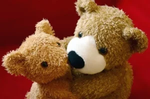 Peluches compagnon émotionnel, deux ours en peluche se font un calin