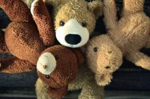 Peluches compagnon émotionnel, trois peluches en cercle