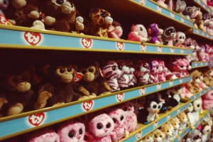 Styles de peluches dans le monde (2) Styles de peluches dans le monde, des étagères pleines de peluches