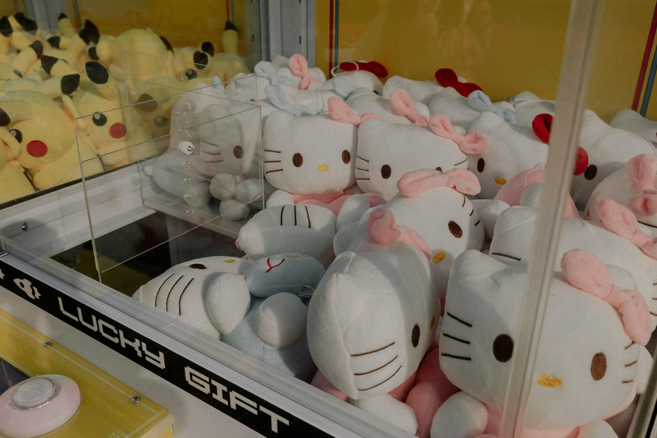 histoire des marques de peluches : peluches iconiques dans une machine