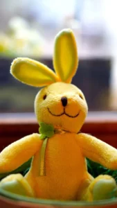 un lapin jaune souriant