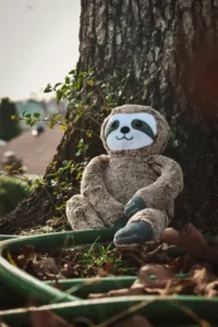 Les peluches en forme d'animaux: une peluche de paresseux