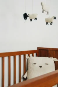 Peluches rebelles, une peluche punie dans un lit a barreau